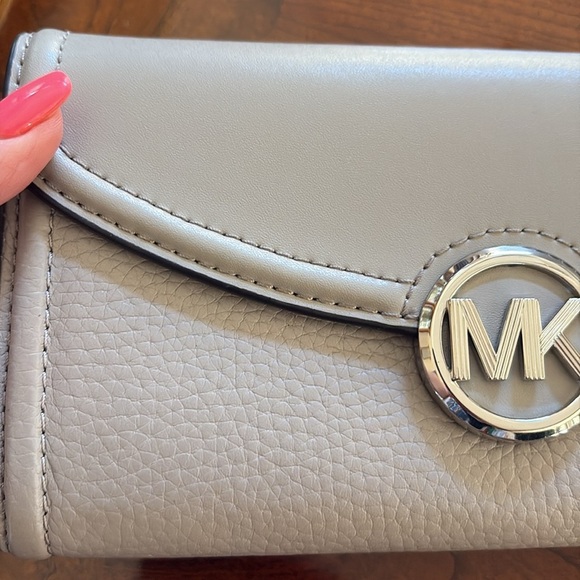 Michael Kors Fulton large Gray Leather Wallet / Flap Closure lots of space NWOT - Picture 15 of 17